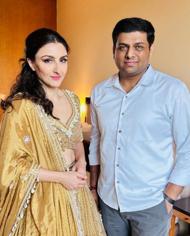 Soha Ali Khan Walks for 17:17 by Simmi Saboo at Lakme Fashion Week